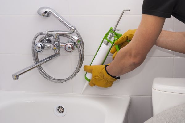 Bathtub Caulking in Salem